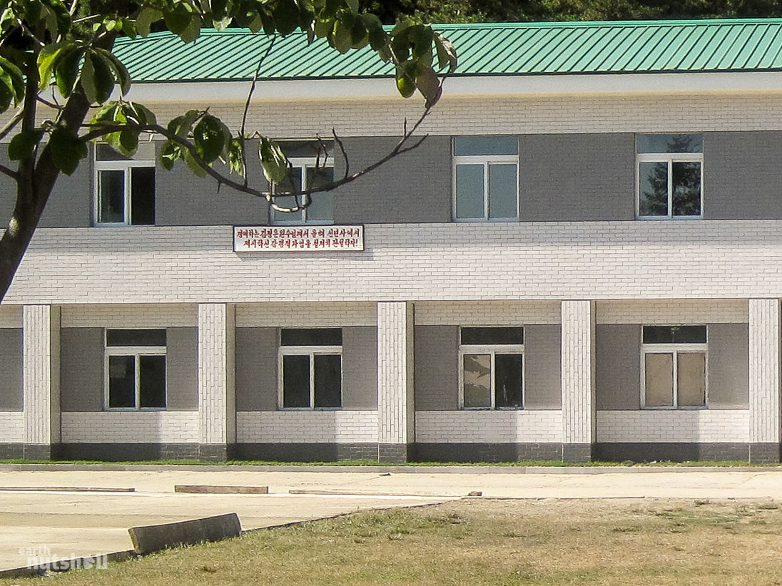 pyongyang-golf-course-building-sign2