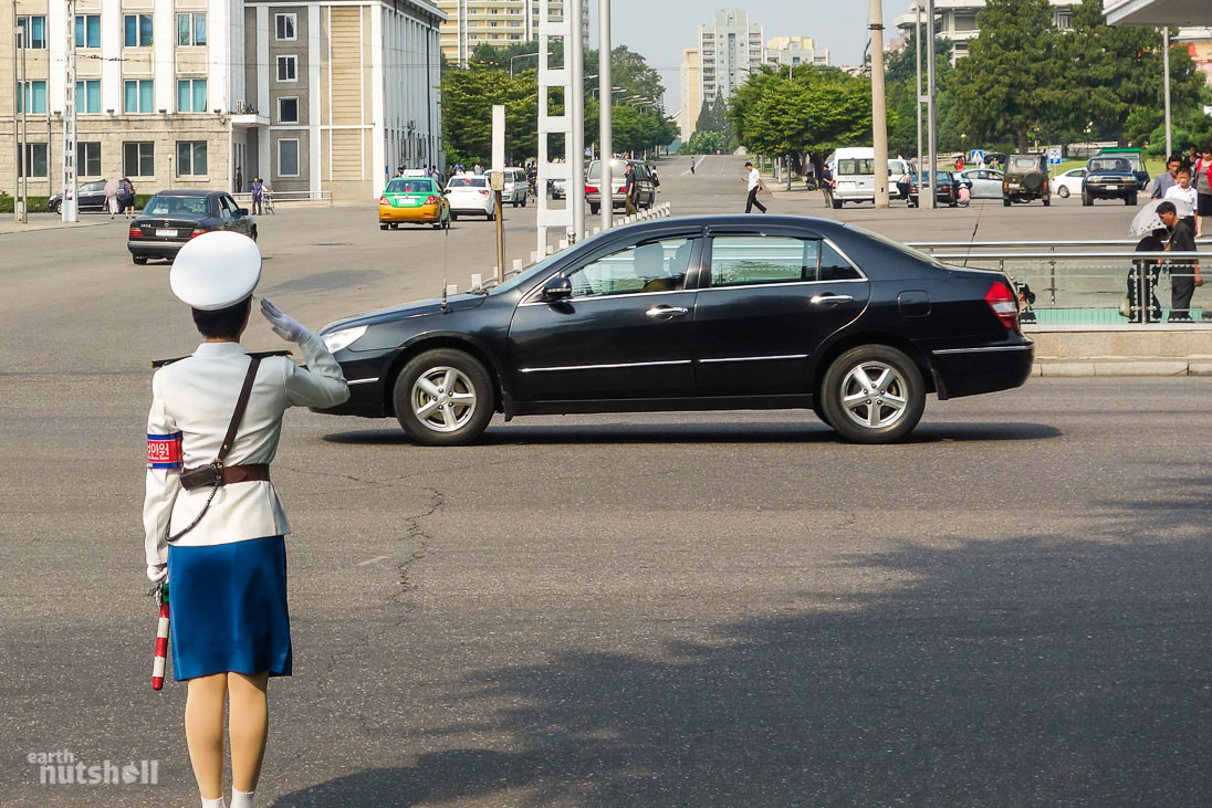 5-pyongyang-traffic-lady