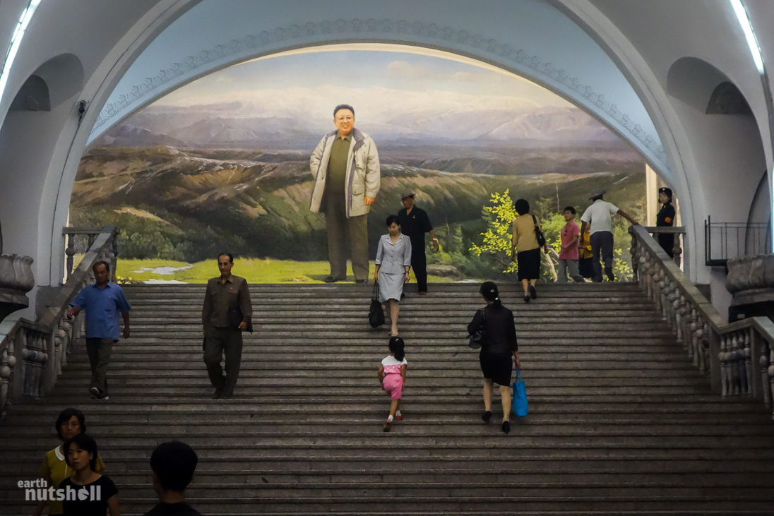 30-pyongyang-metro-kimjongil-mural-yonggwang