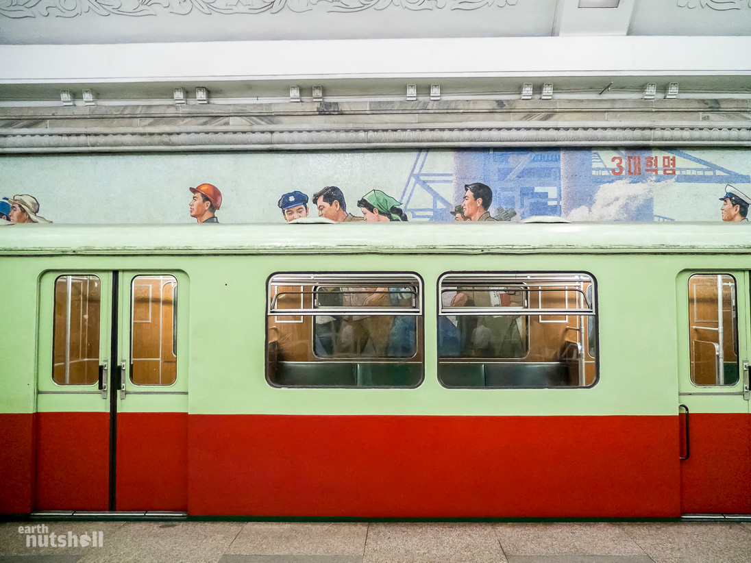 46-pyongyang-metro-train-mural-puhung