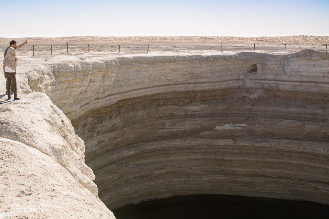 door-to-hell-darvaza-water-crater-edge-turkmenistan